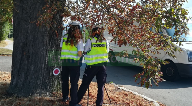 Řidič si během jízdy Šumperkem prohlížel reklamní letáky