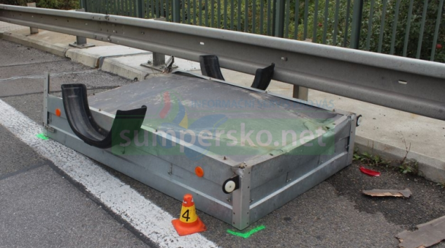 Řidiči na dálnici D 35 se vyhýbali odpadlému kolu z nákladního vozidla