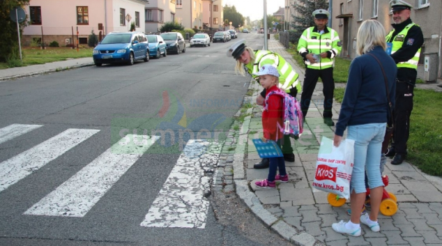 FOTO. Policisté u přechodů upozorňovali děti: „Zebra se za Tebe nerozhlédne!“