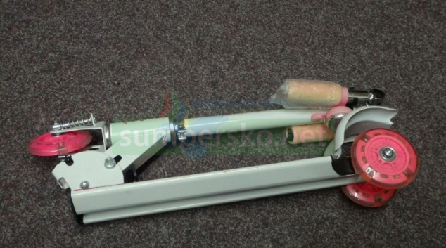 Na pultech se objevila nebezpečná skládací dětská koloběžka