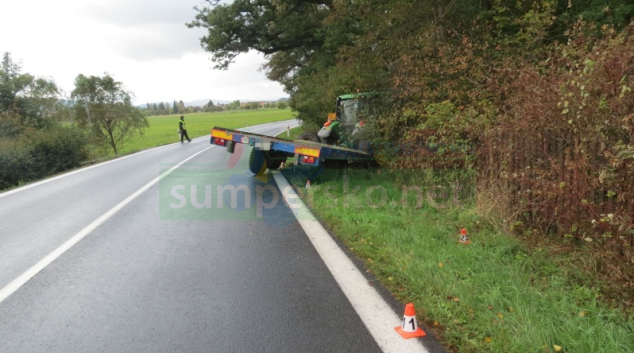 Řidič traktoru na Šumpersku se lekl protijedoucího vozidla