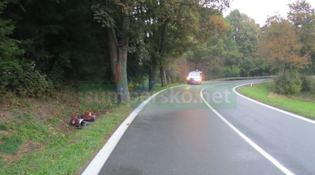 Mladý motorkář havaroval na mokré vozovce u Písařova
