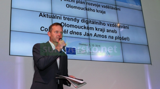 Co by měl Jan Amos na ploše?