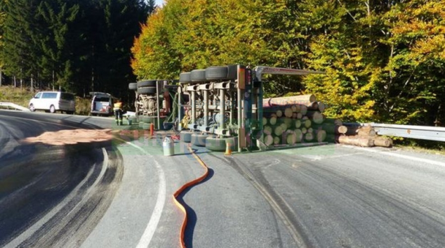 Vozidlo převážející dřevo havarovalo na Červenohorském sedle