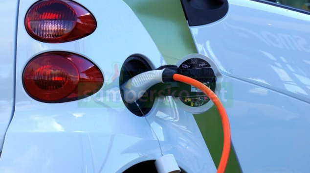 ČOI začala kontrolovat dobíjecí stanice pro elektromobily
