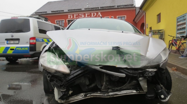 Rychle jedoucí řidička v Postřelmově narazila do prodejny potravin