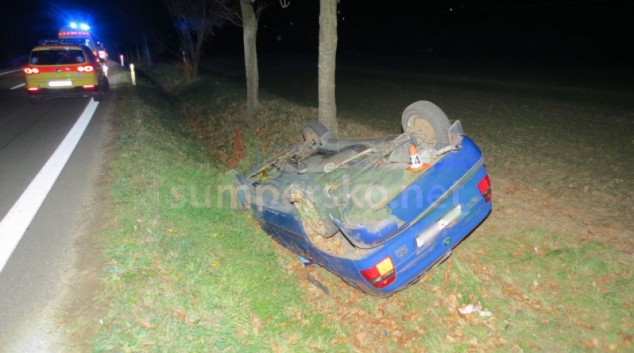 Vozidlo s pětičlennou osádkou havarovalo mezi obcemi Zvole a Vlachov