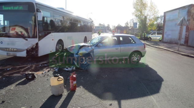 Řidič osobního auta přehlédl v Zábřehu autobus, kterému nedal přednost