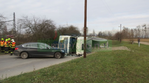 Nákladní vozidlo převážející štěrk se převrátilo v Mohelnici při nájezdu do zatáčky