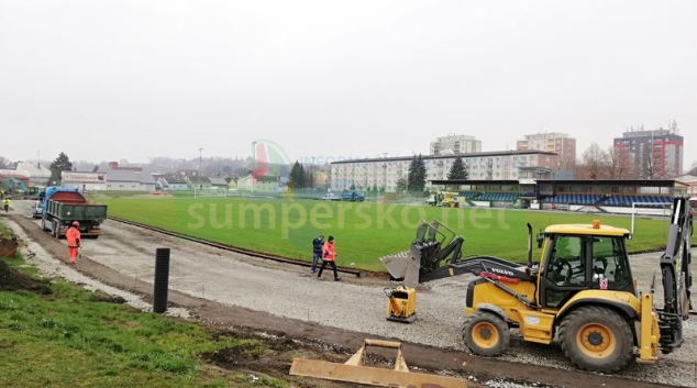 Rekonstrukce zábřežského atletického oválu je v plném proudu