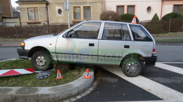 Řidič v Šumperku přehlédl vyvýšený ostrůvek uprostřed silnice