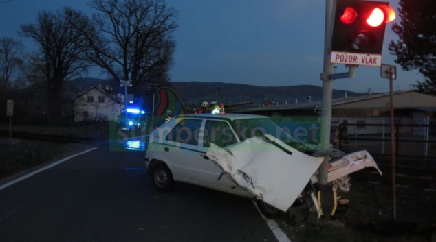 Ve Vikýřovicích řidička najela na kolejiště, když projížděl vlak
