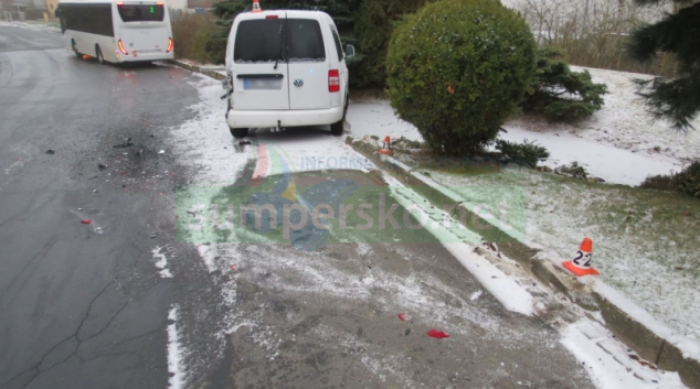 Řidič autobusu v Zábřeze na ledovce nezpomalil