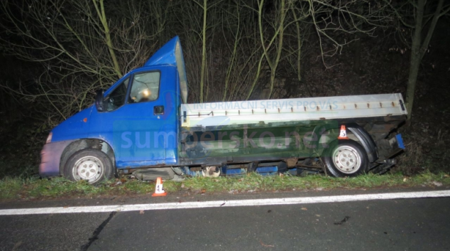 Opilý řidič u Rovenska zapadl do příkopu