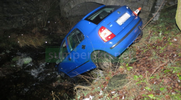V korytu potoka zakončil jízdu motorista projíždějící Petrovem nad Desnou