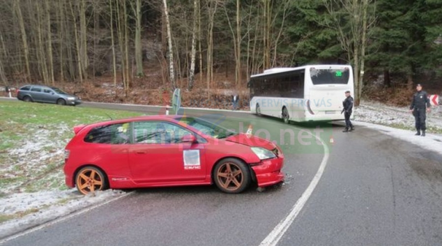 Opilý řidič na Šumpersku ve smyku narazil do autobusu