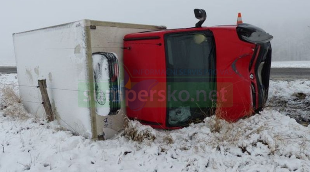 Nákladní vozidlo na Jesenicku se po nehodě převrátilo na bok