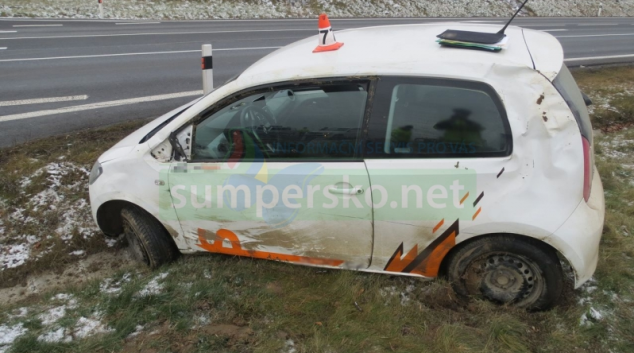 Řidič u Zvole nekontrolovatelnou jízdu ukončil nárazem do příkopu