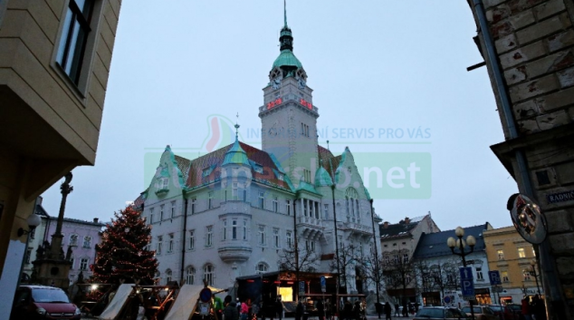 FOTO. Vánoční nálada obstoupila historickou budovu šumperské radnice