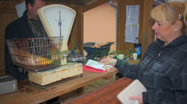 FOTO: V Nemocnici Šumperk se opět rozdávaly ryby na štědrovečerní tabuli