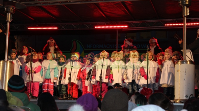 Vánoční zpívání dětské sboru u šumperské radnice