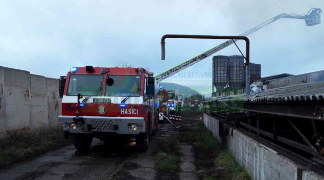 Dvanáct jednotek hasičů likviduje v Chromči požár zemědělského objektu