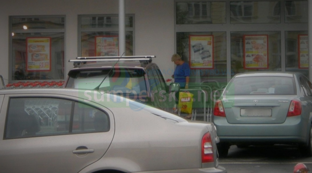 Zloděj ukradl ženě u nákupního centra v Uničově kabelku