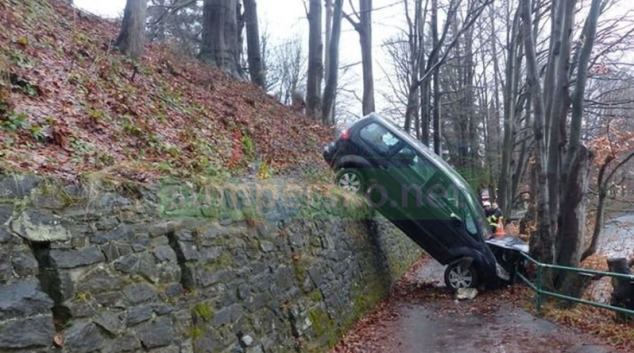 Řidiči v Jeseníku ujelo auto z kopce