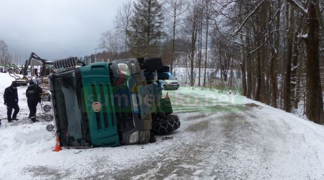 Řidič nákladního vozidla na Jesenicku se převrátil s celou soupravou