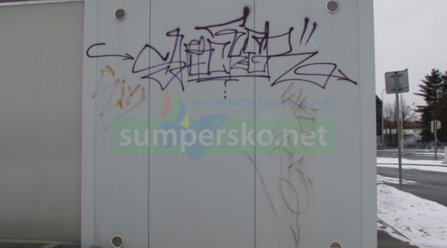 Vandal v Šumperku svými nápisy způsobil škodu deset tisíc korun