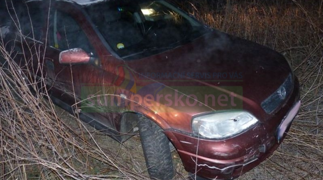 Pronásledovaný řidič naboural policejní vozidlo