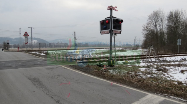 Nákladní vozidlo poškodilo zabezpečovací zařízení železničního přejezdu u bludovského nádraží