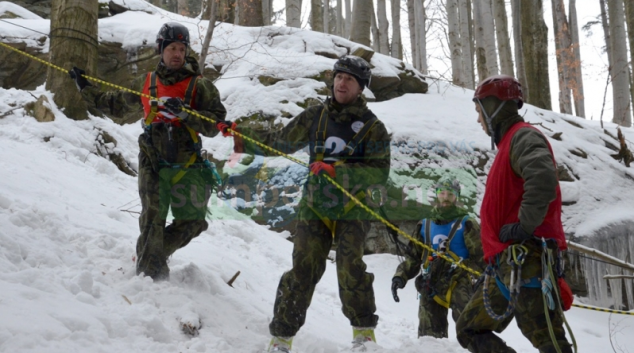 Vojáci jsou v druhé polovině nejtěžší etapy závodu v zimním přežití