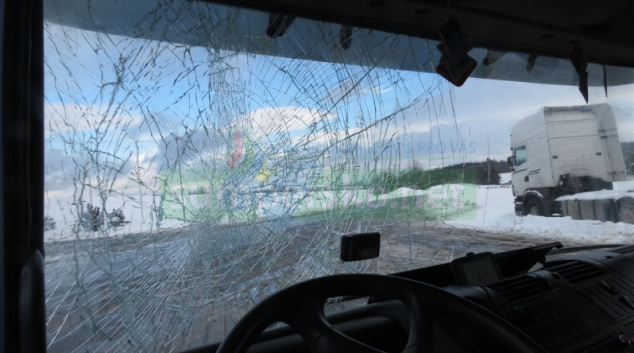 Z plachty návěsu nákladního vozidla se uvolnil kus ledu a poškodil protijedoucí vozidlo