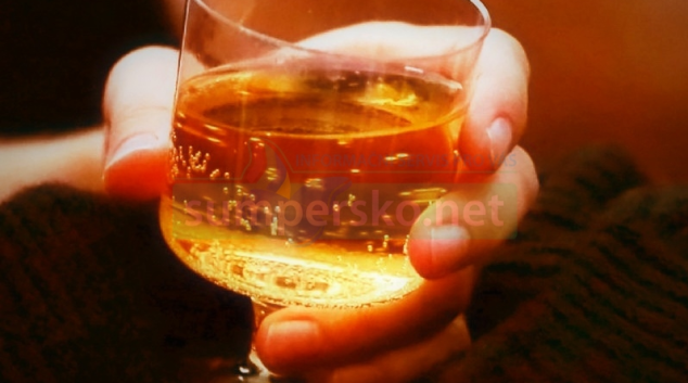 Žena popíjela alkohol už odpoledne a pak usedla za volant