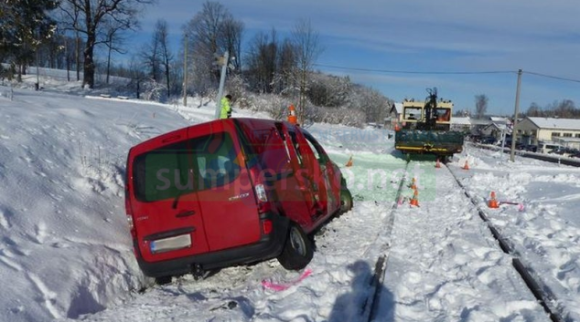 Řidič na Jesenicku přehlédl couvající drážní vozidlo