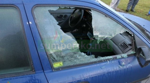 Zloděj vykradl zaparkované auto v Bludově