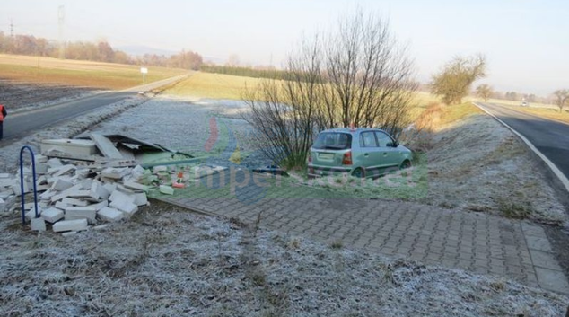 Řidič u Kolšova narazil do zděné měřící stanice