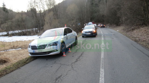 Uvolněné pneumatiky způsobily škodu na třech projíždějících vozidlech