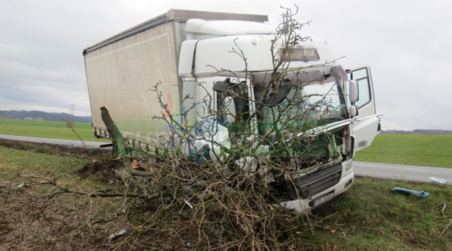 Motorista na Zábřežsku najel na nezpevněnou krajnici