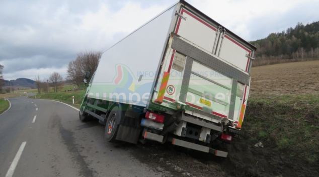 Řidič havaroval kvůli složce s doklady mezi Šumperkem a Bratrušovem