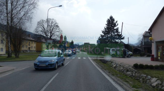 Řidička na Jesenicku narazila do stojícího vozidla