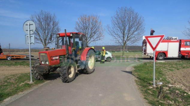 Střet osobního vozidla s traktorem u Moravičan