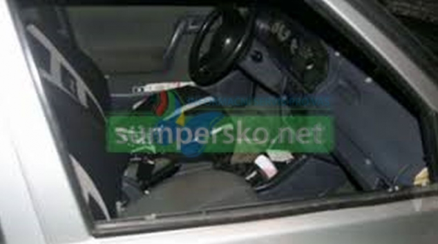 Zloděj vykradl vozidlo na parkovišti u Habrmannovy vily