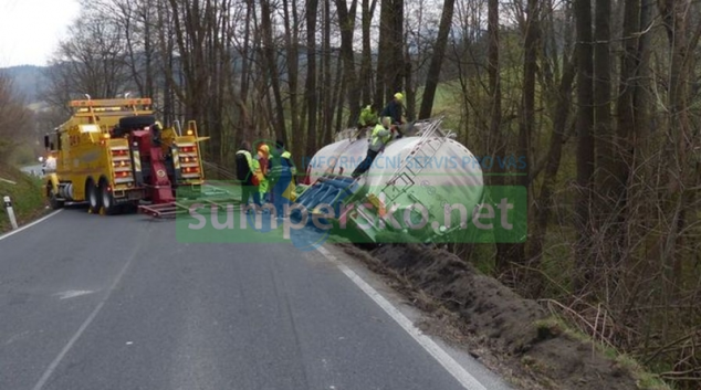 Havarovanou cisternu na Jesenicku se nedařilo vyprostit z příkopu