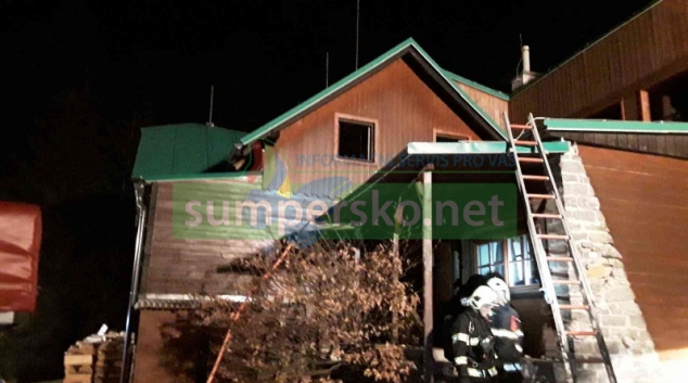 Na Jesenicku vyhořela střecha ubytovací chaty