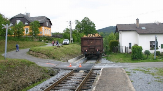 V Ondřejovicích se srazilo auto s vlakem