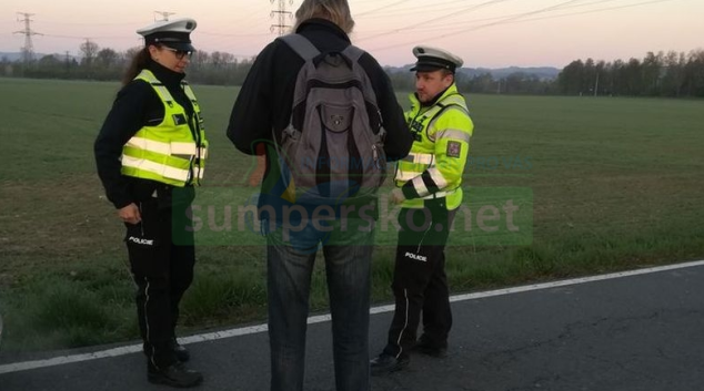 Policisté na Šumpersku rozdávali chodcům a cyklistům reflexní prvky