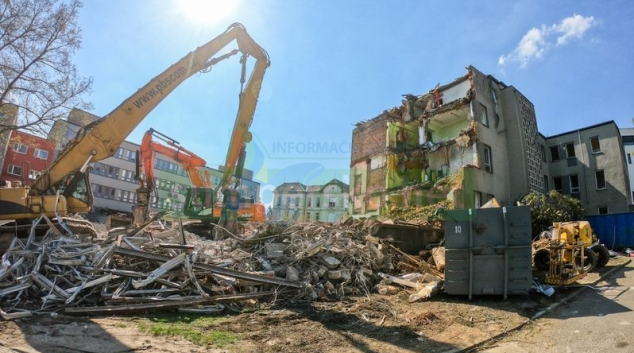 Začala demolice staré nemocniční budovy
