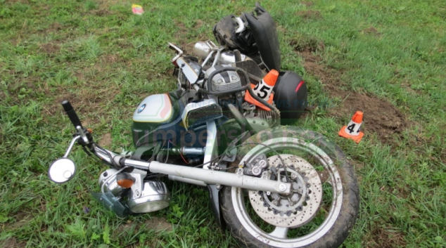 Motorkář na Hanušovicku najel na krajnici a havaroval